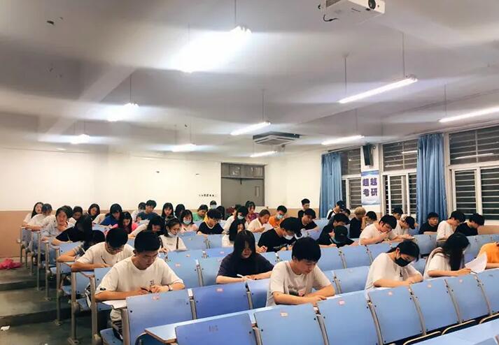 4月份自考助學(xué)終結(jié)性考試現(xiàn)場(chǎng)